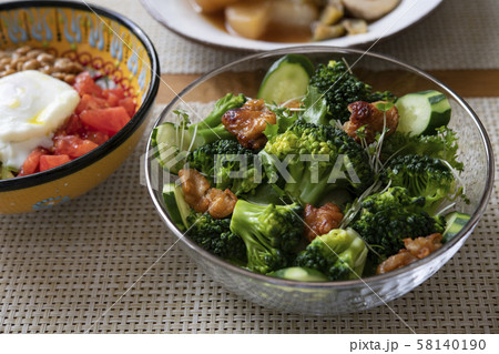 ブロッコリーと鶏皮のサラダ 58140190