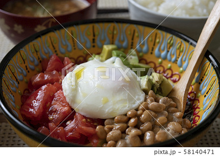 アボカドトマト納豆〜ポーチドエッグ乗せ〜 58140471