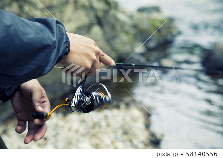 渓流釣りイメージ 男性手元 渓流釣りイメージ 男性手元 58140556