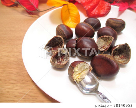 茹でた栗をスプーンで食べる 茹でた栗をスプーンで食べる 58140953