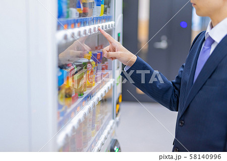 ビジネスシーン　自動販売機　休憩　コーヒーブレイク　気分転換　リフレッシュ 58140996