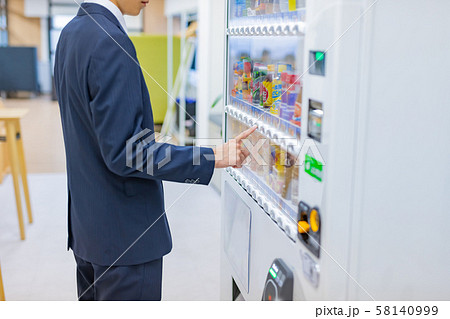 ビジネスシーン　自動販売機　休憩　コーヒーブレイク　気分転換　リフレッシュ 58140999