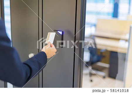 ビジネスシーン　カードキーでドアを開ける　セキュリティ　カードリーダー 58141018
