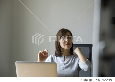 デスクワークをするビジネスウーマン 58142249