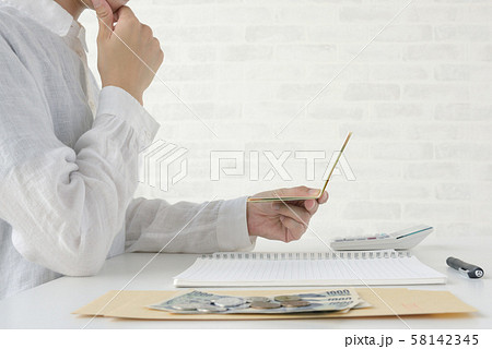 通帳を確認する女性 通帳を確認する女性 58142345