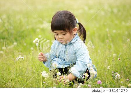 シロツメクサを摘む女の子 シロツメクサを摘む女の子 58144279