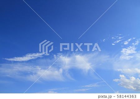爽やかな青空と雲 爽やかな青空と雲 58144363