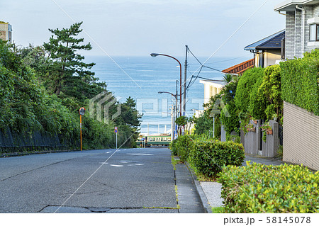 【神奈川県】早朝の七里ヶ浜　海と坂道 58145078