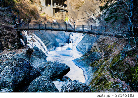 茨城 袋田の滝 ハイキングコースから見る氷瀑 58145182