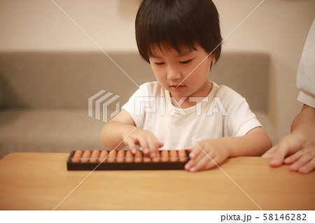 そろばんを使う男の子 そろばんを使う男の子 58146282