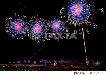 新潟県　ぎおん柏崎まつり　海の大花火大会　尺玉300連発 58147437