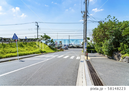 【神奈川県】七里ヶ浜　海と坂道 58148223