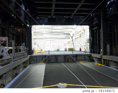 ヘリ空母のエレベータ 58148872