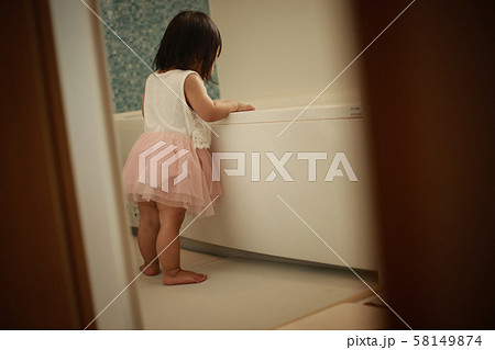 浴槽を覗き込む女の子 浴槽を覗き込む女の子 58149874