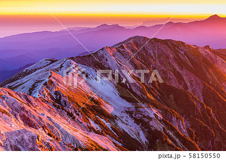 朝の白馬岳モルゲンロート 58150550