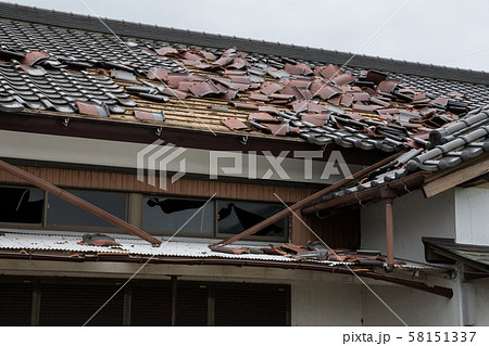 強風被害を受けた瓦屋根 58151337