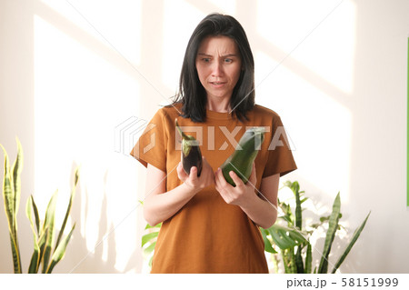 The girl in a T-shirt does not know what to choose 58151999