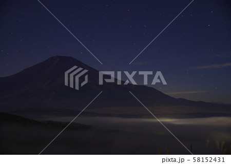 （山梨県）星降る夜、湖上の雲海と富士山 58152431