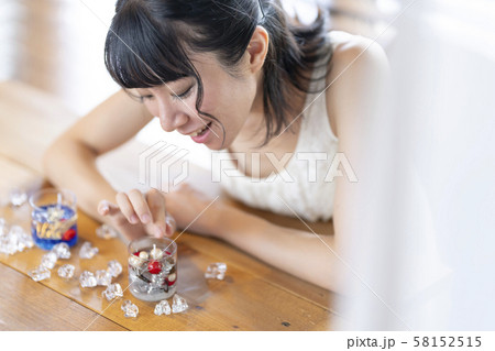 女性ライフスタイル（クリスマス） 58152515