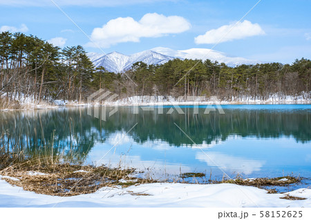 雪が積もった福島県の裏磐梯の五色沼 雪が積もった福島県の裏磐梯の五色沼 58152625