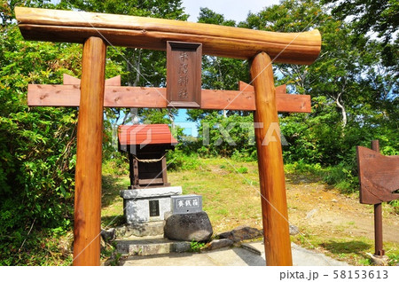 栗駒国定公園須川湖湖畔の朱沼神社 栗駒国定公園須川湖湖畔の朱沼神社 58153613