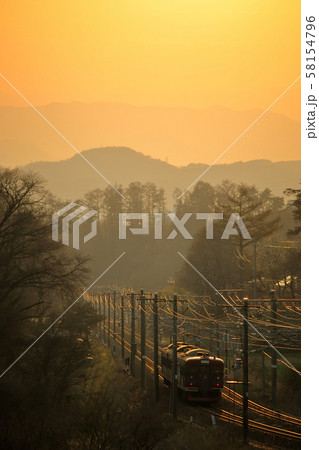 しなの鉄道/夕日を駆ける 58154796