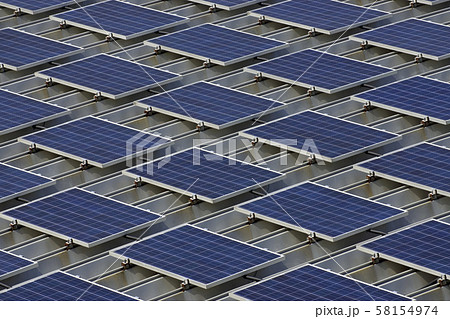 屋上設置のソーラーパネル 58154974