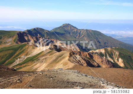 秋の十勝岳連峰 58155082