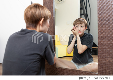 メイクをする女性 メイクをする女性 58155761