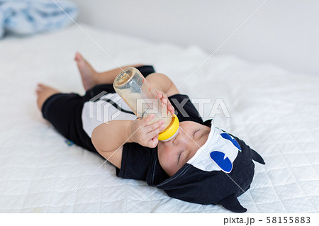 ミルクを飲む赤ちゃん ミルクを飲む赤ちゃん 58155883