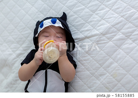 ミルクを飲む赤ちゃん ミルクを飲む赤ちゃん 58155885