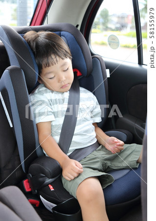 ジュニアシートで寝る子供 ジュニアシートで寝る子供 58155979