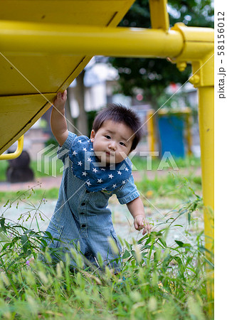 公園で遊ぶ乳幼児 58156012