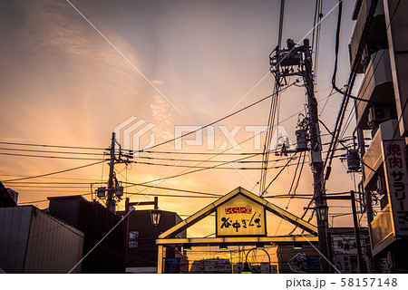 谷中銀座商店街　夕焼けだんだんの夕焼け 58157148