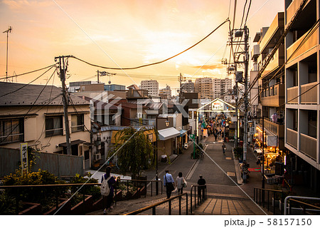 谷中銀座商店街 夕焼けだんだんの夕焼けの写真素材