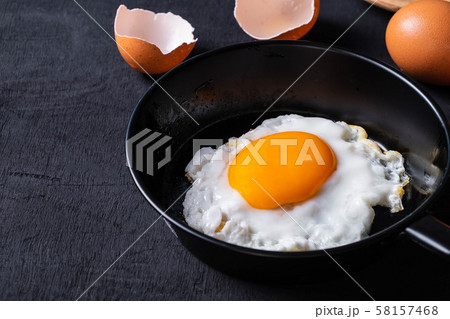 Cook fried eggs in a pan 58157468