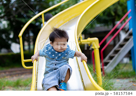 公園で遊ぶ乳幼児 公園で遊ぶ乳幼児 58157584