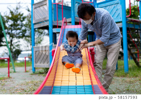 公園で遊ぶ親子 58157593