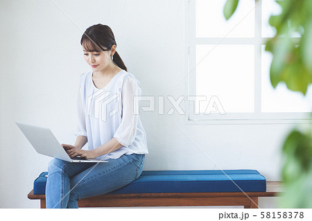 パソコンを操作する若い女性 パソコンを操作する若い女性 58158378