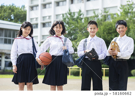 中学生 笑顔 仲間 友達の写真素材