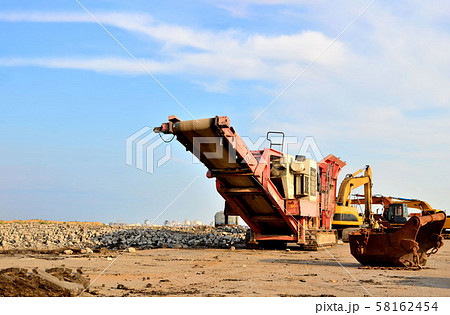 Mobile Stone crusher machine by the construction site or mining quarry for crushing old concrete Mobile Stone crusher machine by the construction site or mining quarry for crushing old concrete 58162454