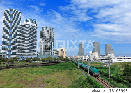 貨物列車と横浜ポートサイドの風景 58163993