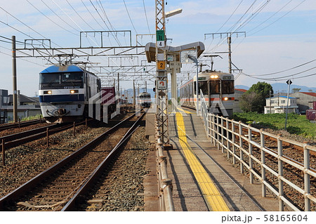 駅幅が狭い船町駅（飯田線）を通過する普通列車と貨物列車の写真素材 [58165604] - PIXTA