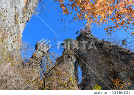 妙義山の第二石門と紅葉 58166835