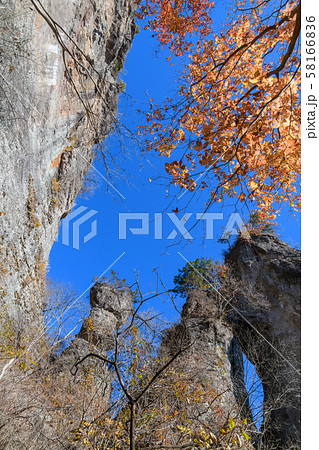 妙義山の第二石門と紅葉 58166836