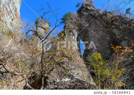 妙義山の第二石門と紅葉 妙義山の第二石門と紅葉 58166841