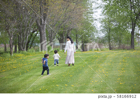 公園で遊ぶ子供たち 58166912