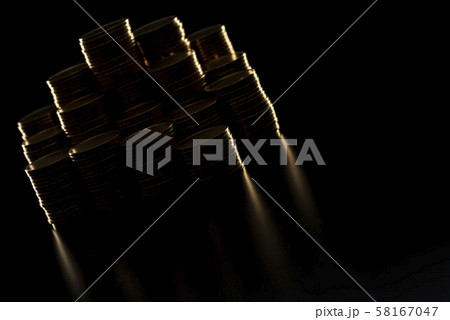 積み上げた金貨 影 58167047