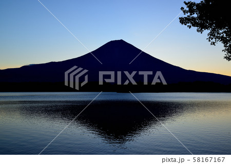 田貫湖 からの富士山の日の出前 田貫湖 からの富士山の日の出前 58167167