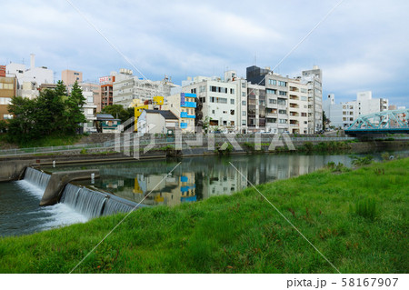 夕暮れの犀川とビル街 夕暮れの犀川とビル街 58167907